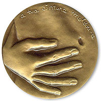 "A tua cintura moldou-a, o meu bra&ccedil;o como um rio"  (verso)