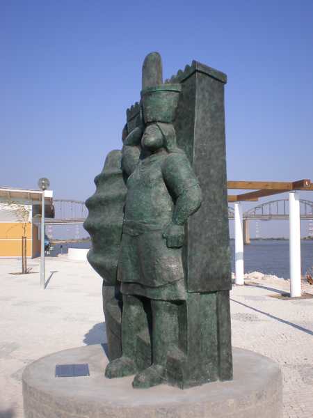 Monumento aos Avieiros de Jo&atilde;o Duarte