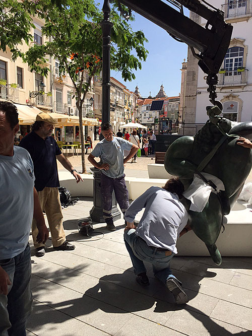 Escultura de Jo&atilde;o Duarte no largo da Miseric&oacute;rdia em Set&uacute;bal