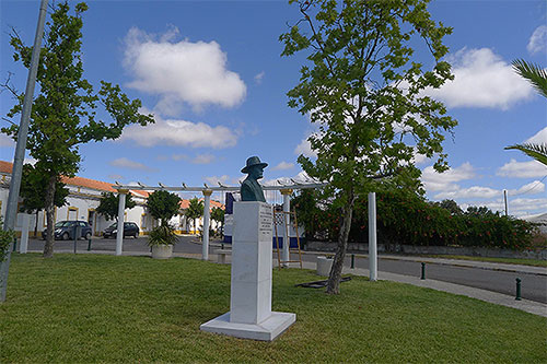 Homenagem ao Lavrador Manuel Joaquim Pereira. Escultora Manuela Soares