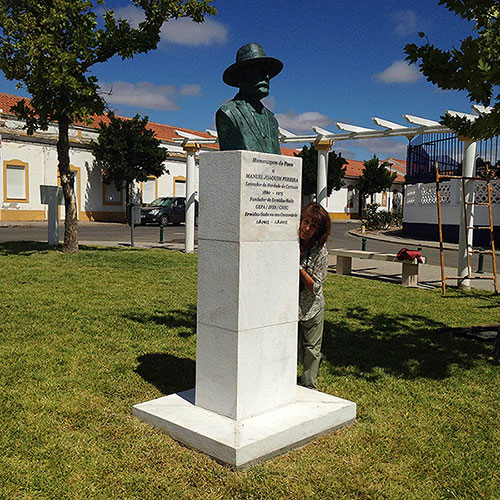 Homenagem ao Lavrador Manuel Joaquim Pereira. Escultora Manuela Soares